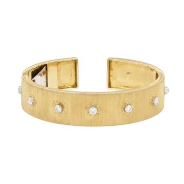 Opening Buccellati Macri Classica bangle in yellow gold, white gold and diamonds