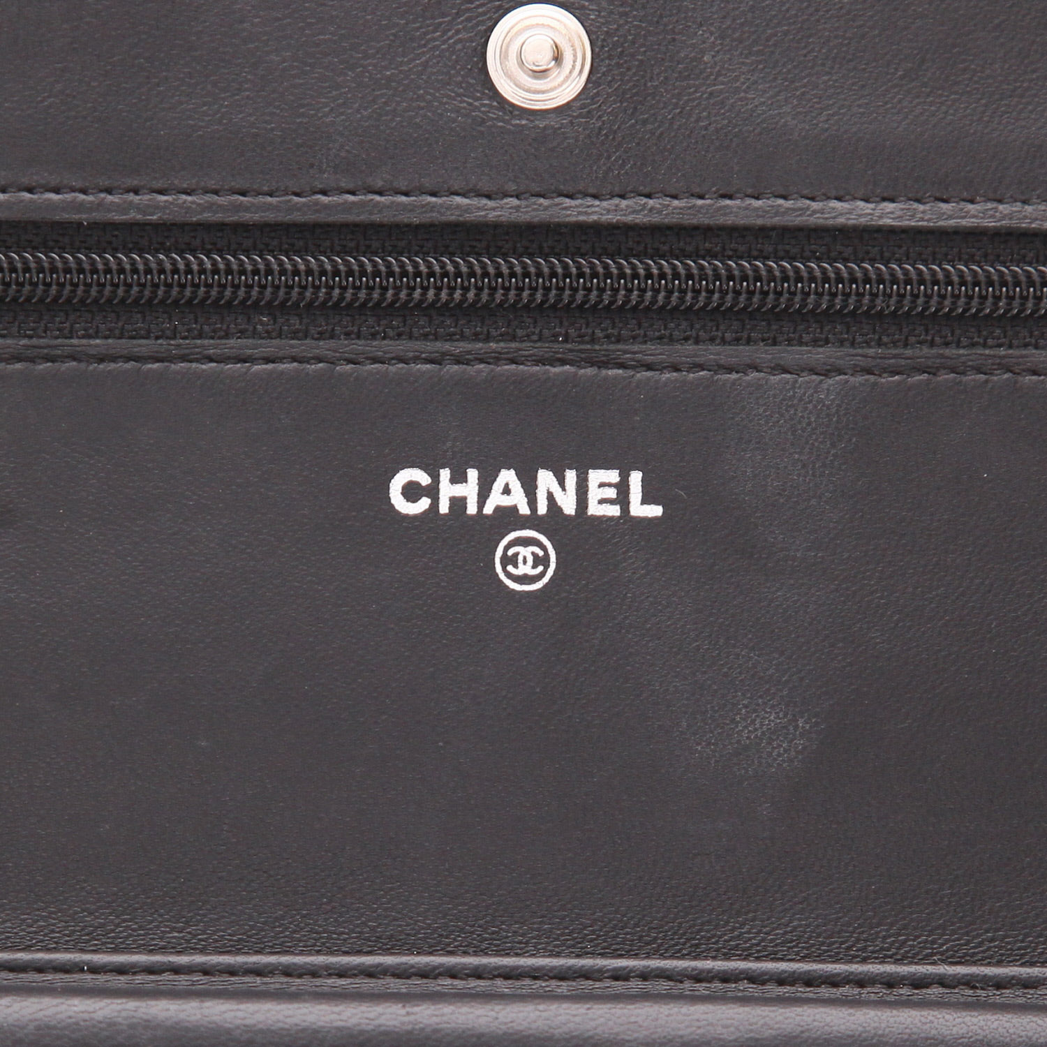 Bolso bandolera Chanel  Wallet on Chain en cuero acolchado negro - Detail D2