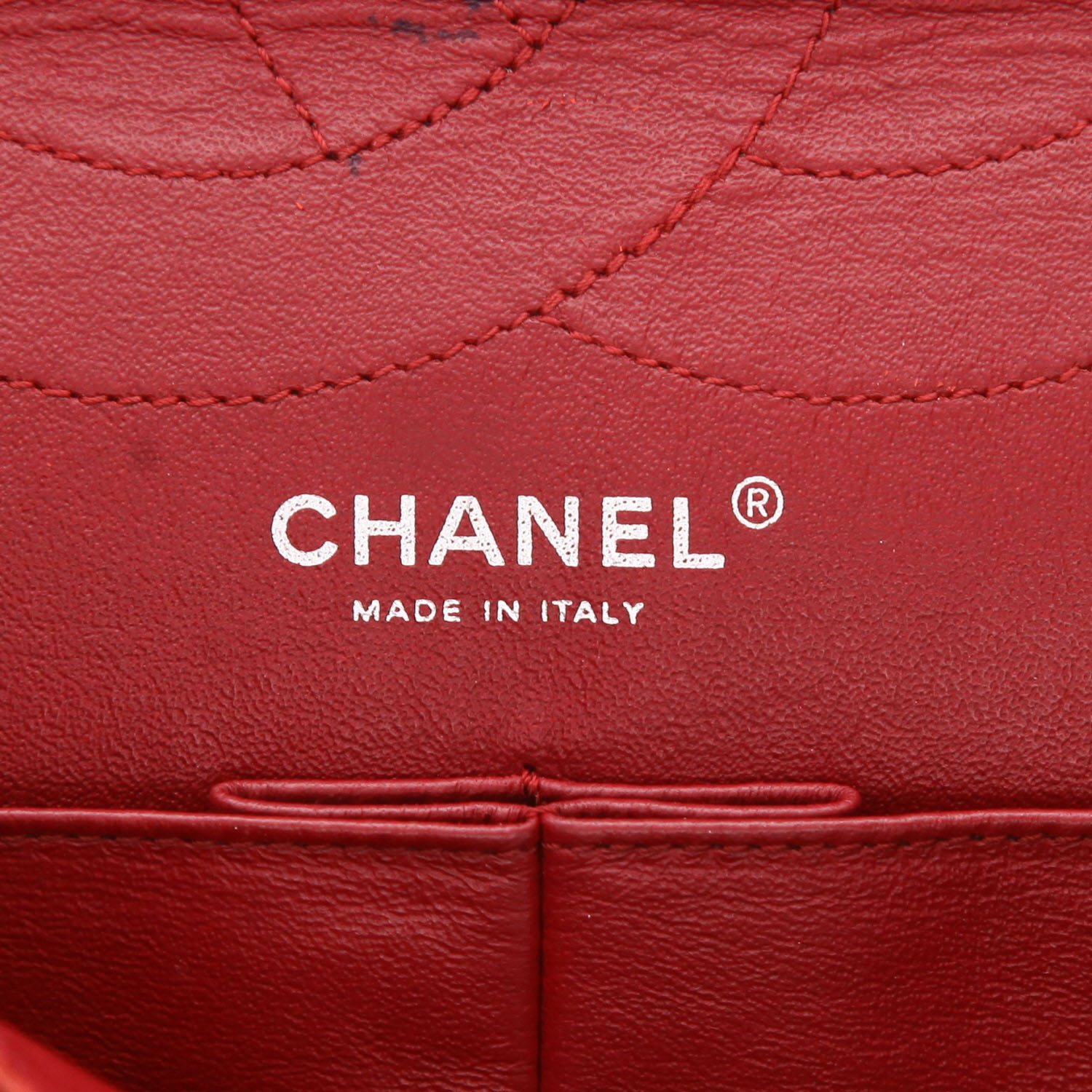 Bolso bandolera Chanel  2.55 modelo grande  en charol acolchado color burdeos - Detail D2