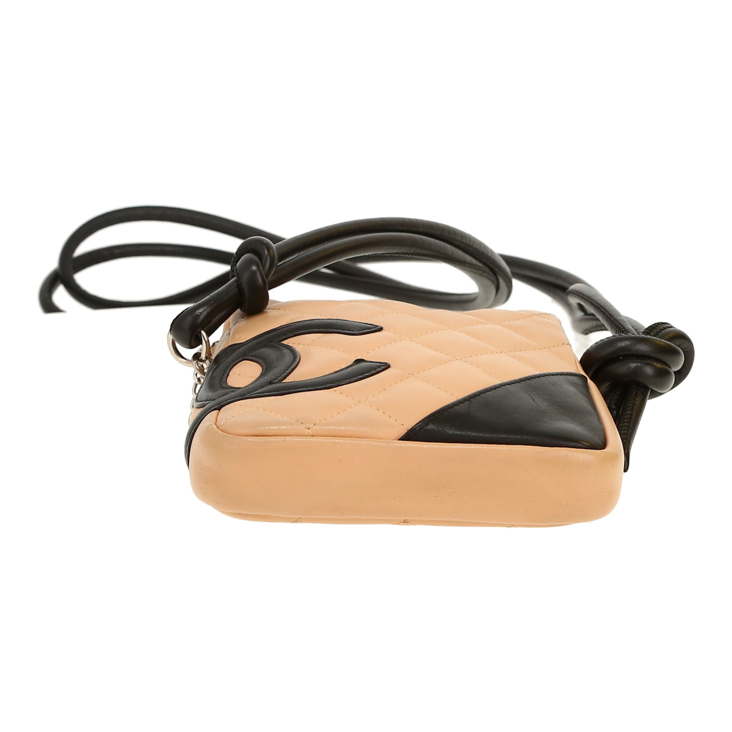 Sac bandoulière Chanel  Cambon en cuir matelassé beige et noir - Detail D1