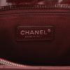 Sac cabas Chanel  Shopping GST en cuir verni matelassé bordeaux - Detail D2 thumbnail