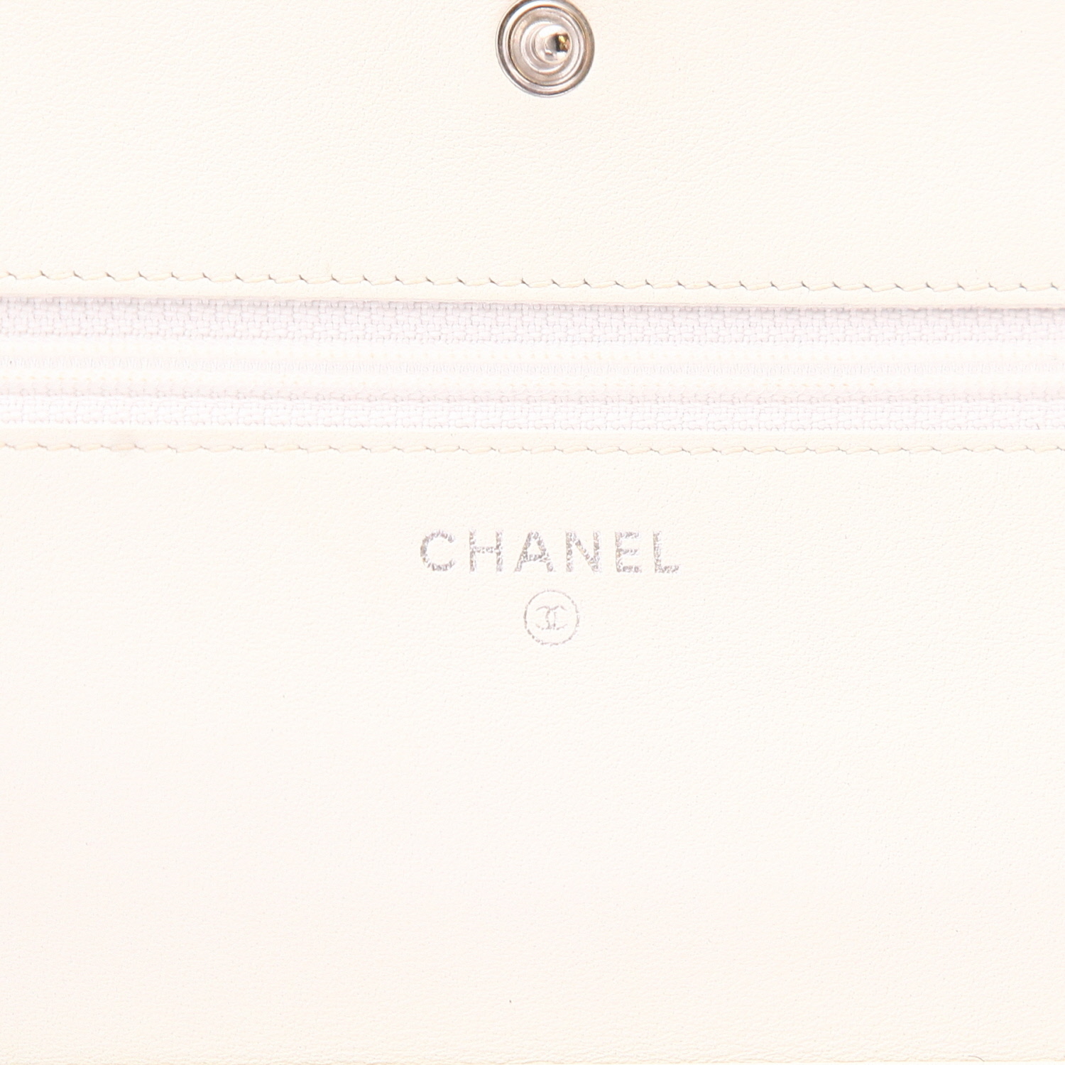 Chanel  Wallet on Chain shoulder bag  in white grained leather - Detail D2