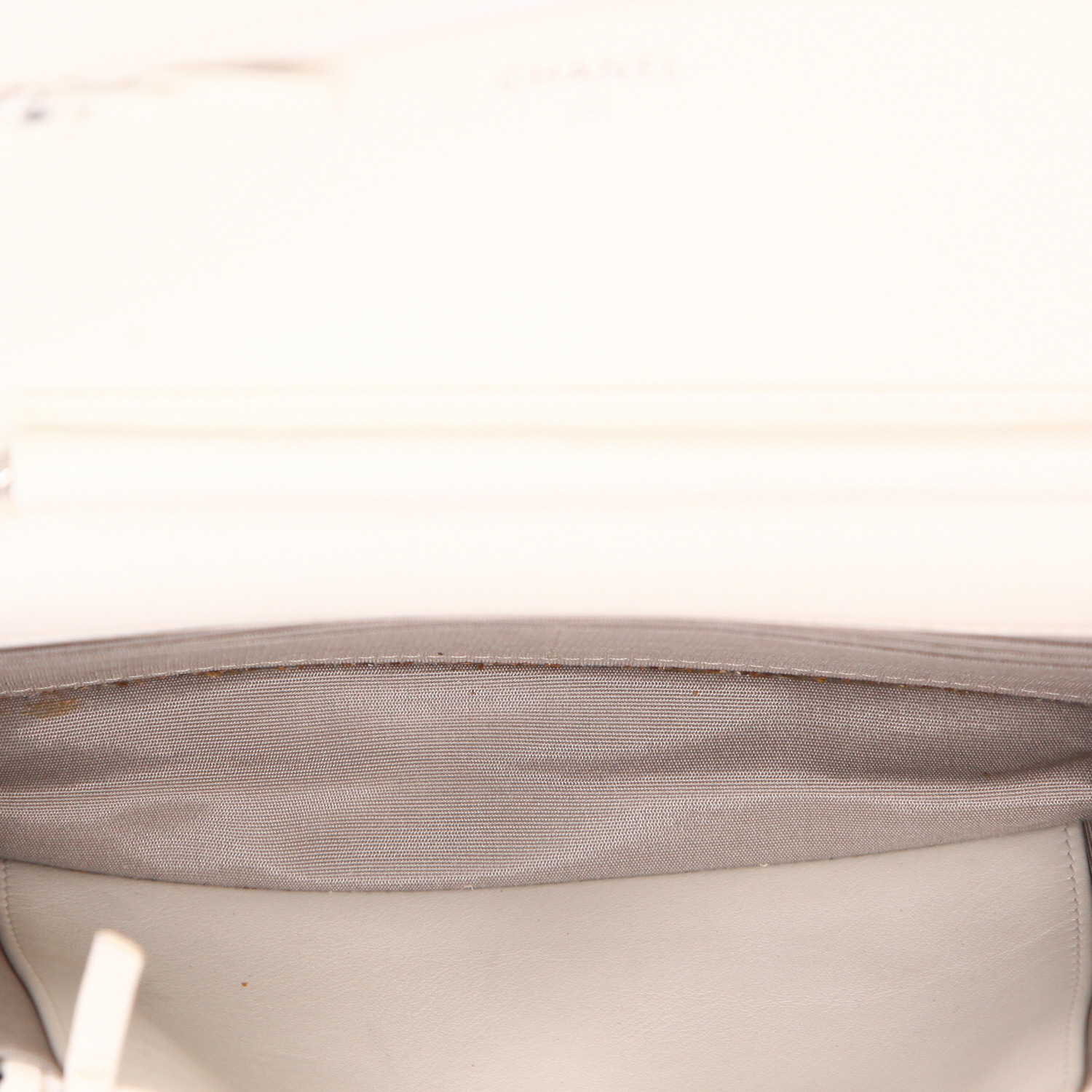 Chanel  Wallet on Chain shoulder bag  in white grained leather - Detail D3
