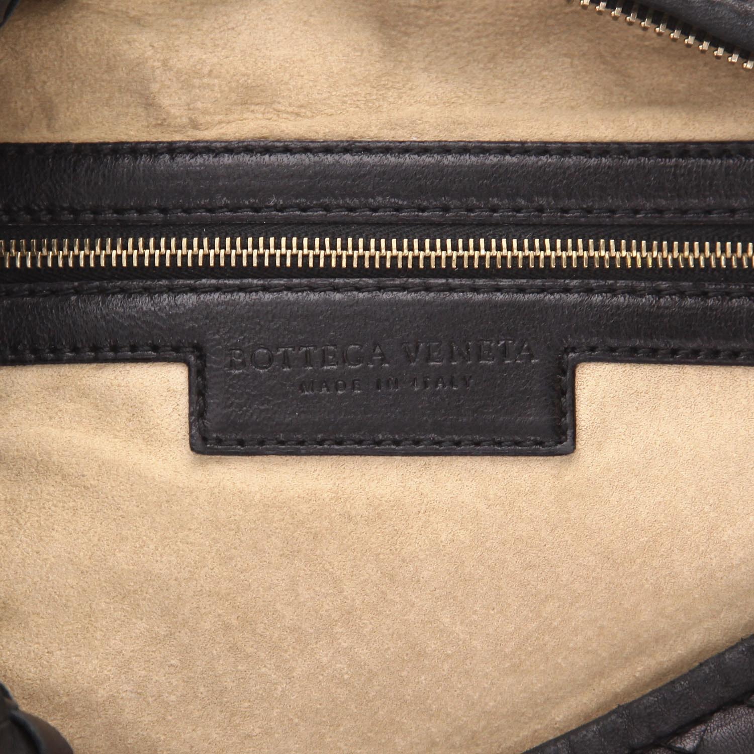 Bolso de mano Bottega Veneta  Veneta en cuero intrecciato negro - Detail D2