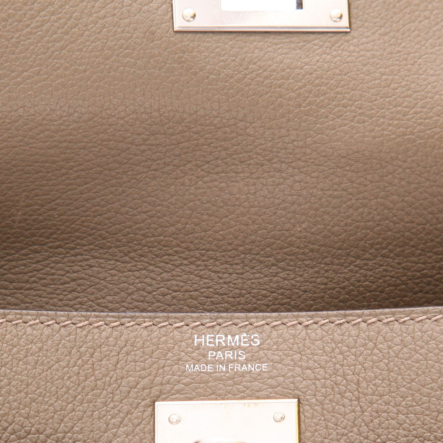 Bolso de mano Hermès  Kelly 28 cm en cuero Evergrain color topo - Detail D2