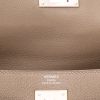 Sac à main Hermès  Kelly 28 cm en cuir Evergrain taupe - Detail D2 thumbnail