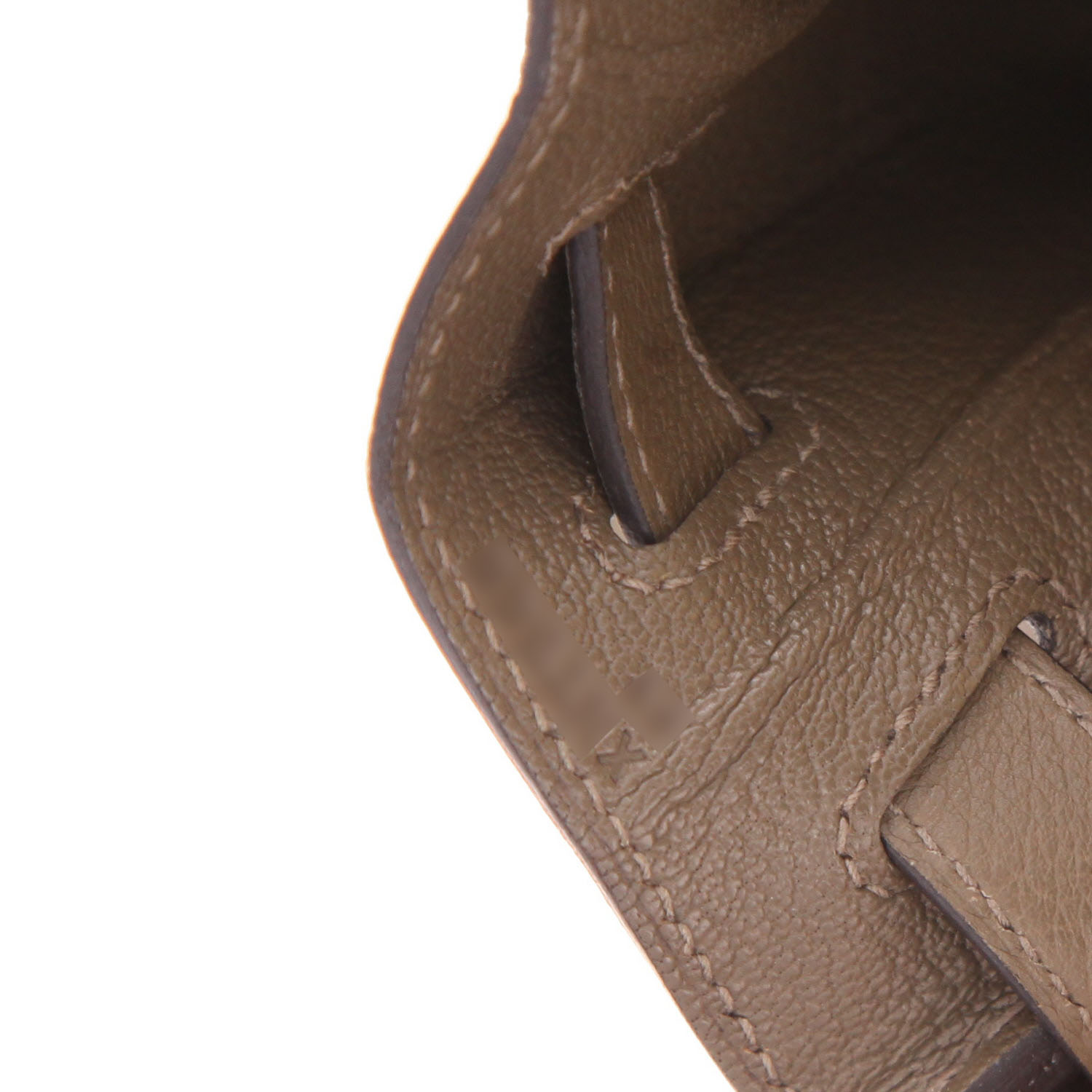 Bolso de mano Hermès  Kelly 28 cm en cuero Evergrain color topo - Detail D3