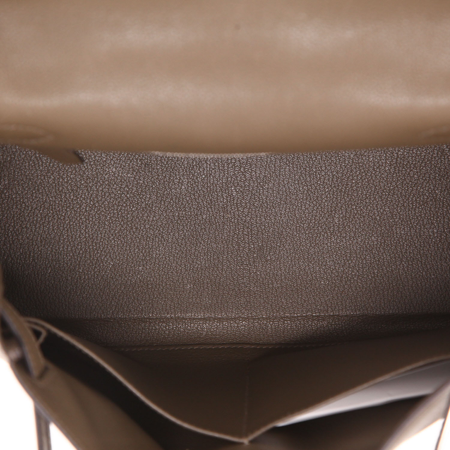 Bolso de mano Hermès  Kelly 28 cm en cuero Evergrain color topo - Detail D4