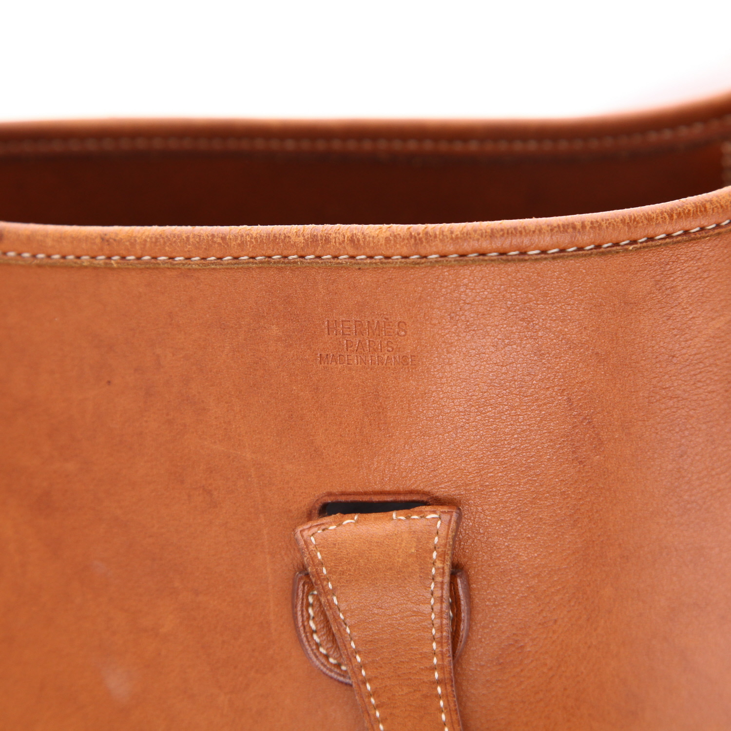 Sac bandoulière Hermès  Evelyne en cuir Barénia gold - Detail D2