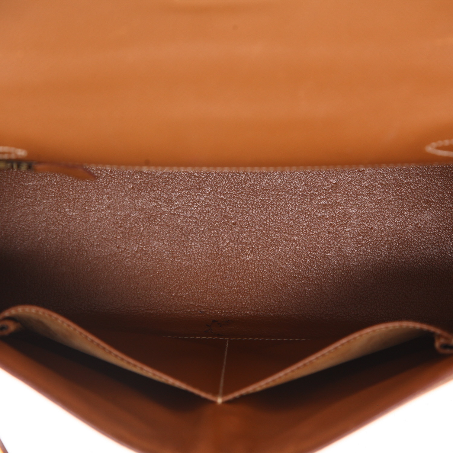 Hermès  Kelly 28 cm handbag  in gold Courchevel leather - Detail D3