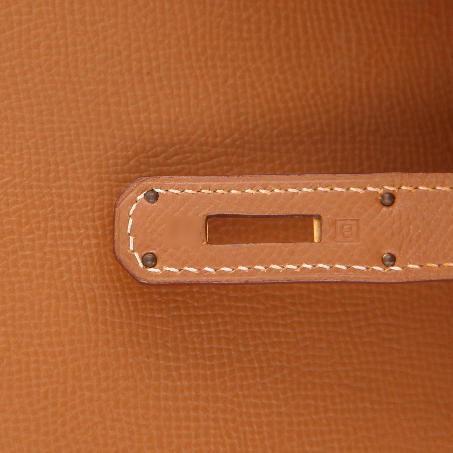 Bolso de mano Hermès  Kelly 28 cm en cuero Courchevel color oro - Detail D4