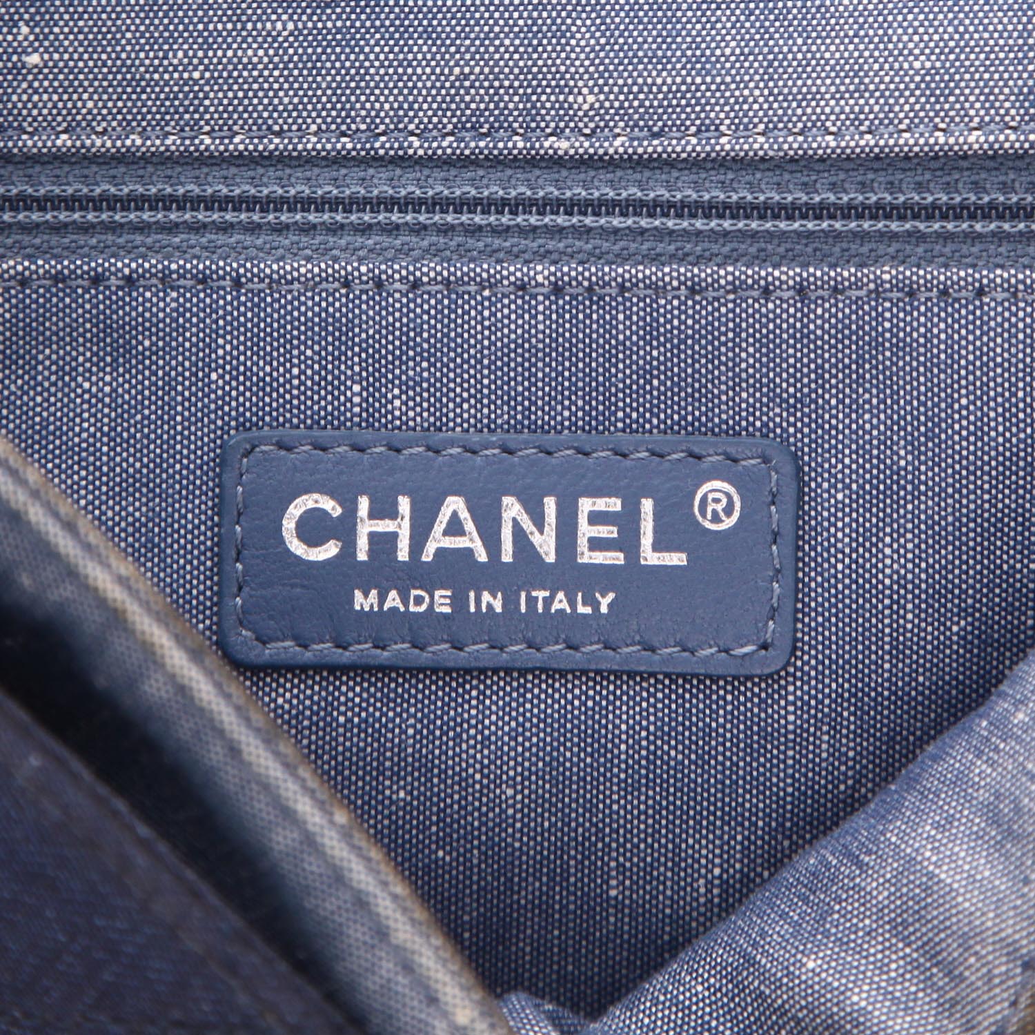 Bolso de mano Chanel  Timeless en lona denim azul - Detail D2