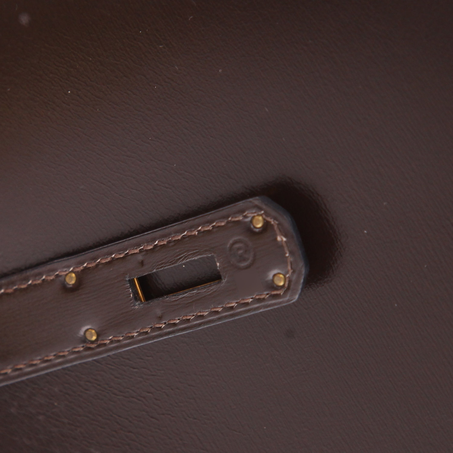 Sac à main Hermès  Kelly 28 cm en cuir box marron - Detail D4