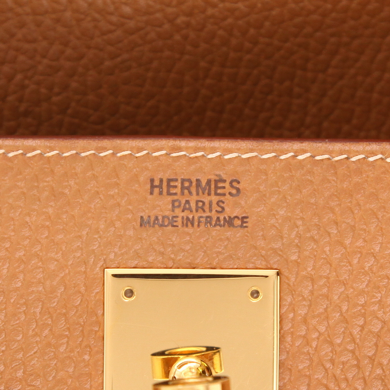 Hermès  Kelly 32 cm handbag  in gold Ardenne leather - Detail D2