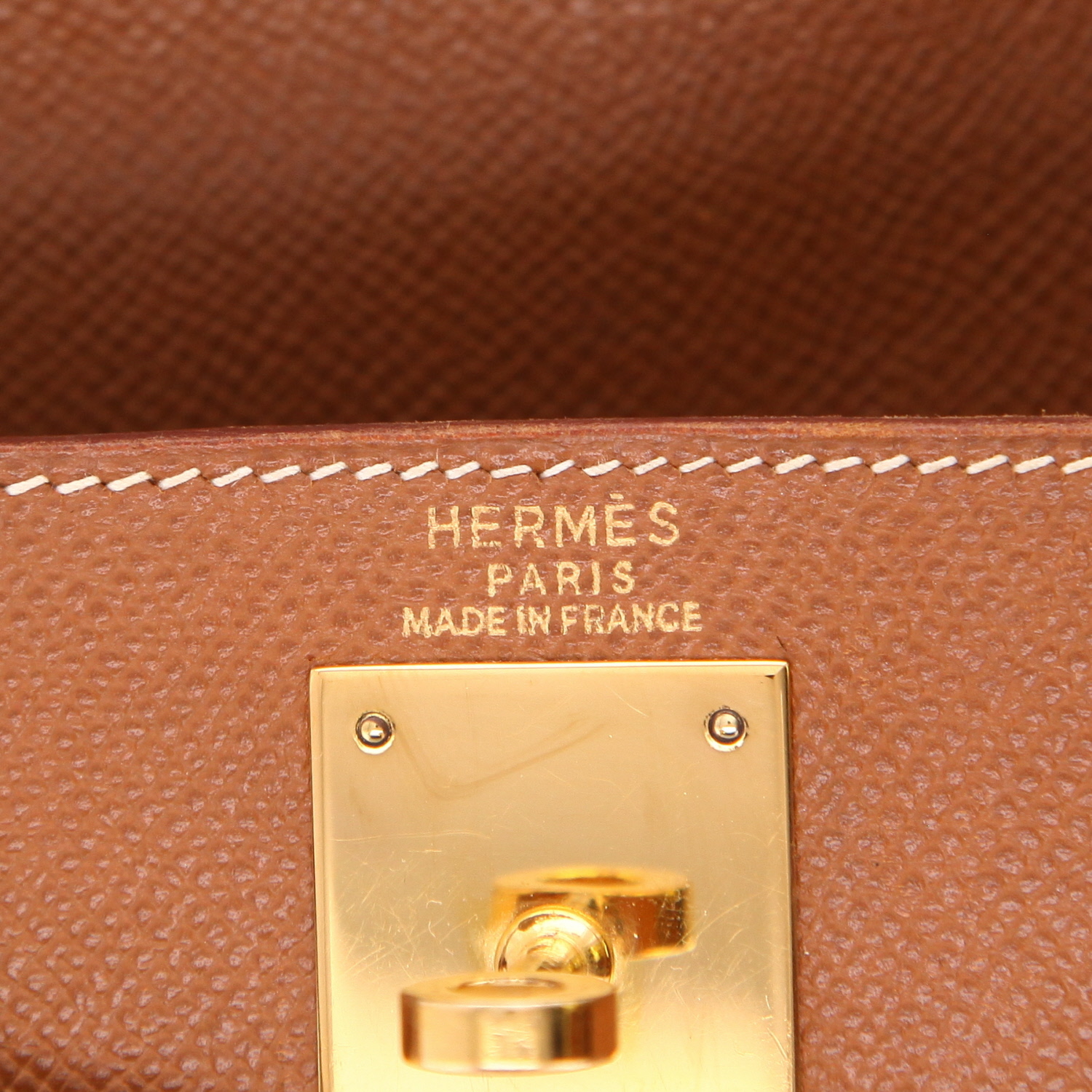 Bolso de mano Hermès  Kelly 28 cm en cuero Courchevel color oro - Detail D2