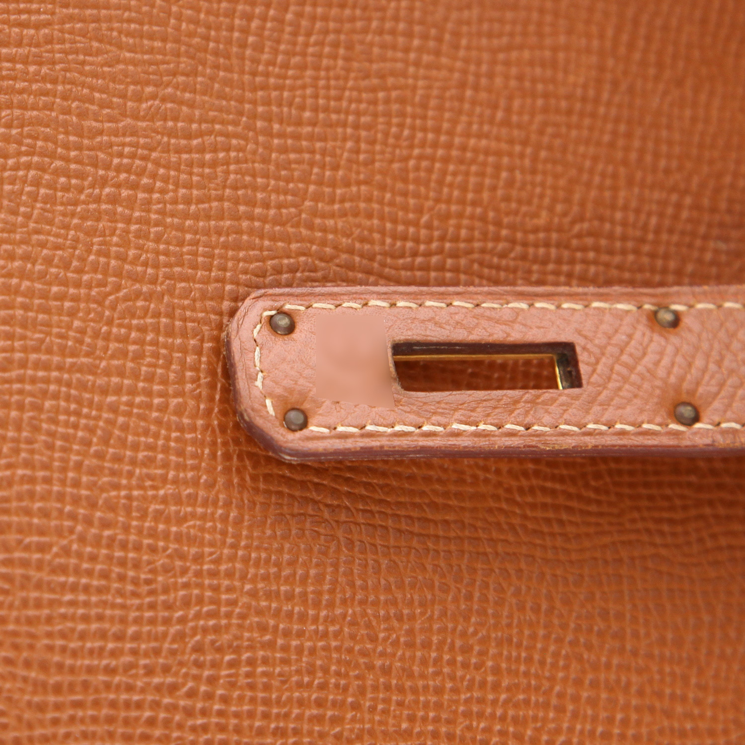 Bolso de mano Hermès  Kelly 28 cm en cuero Courchevel color oro - Detail D4