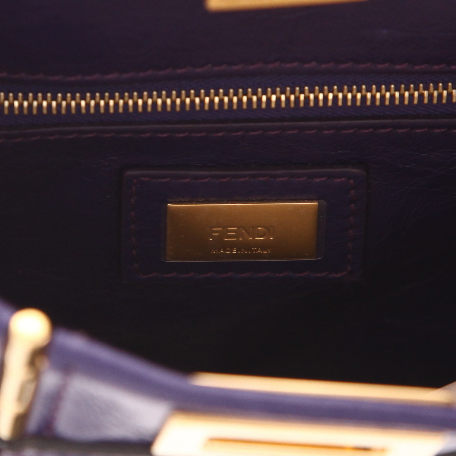 Bolso de mano Fendi  Peekaboo mini  en cuero esmaltado violeta - Detail D2