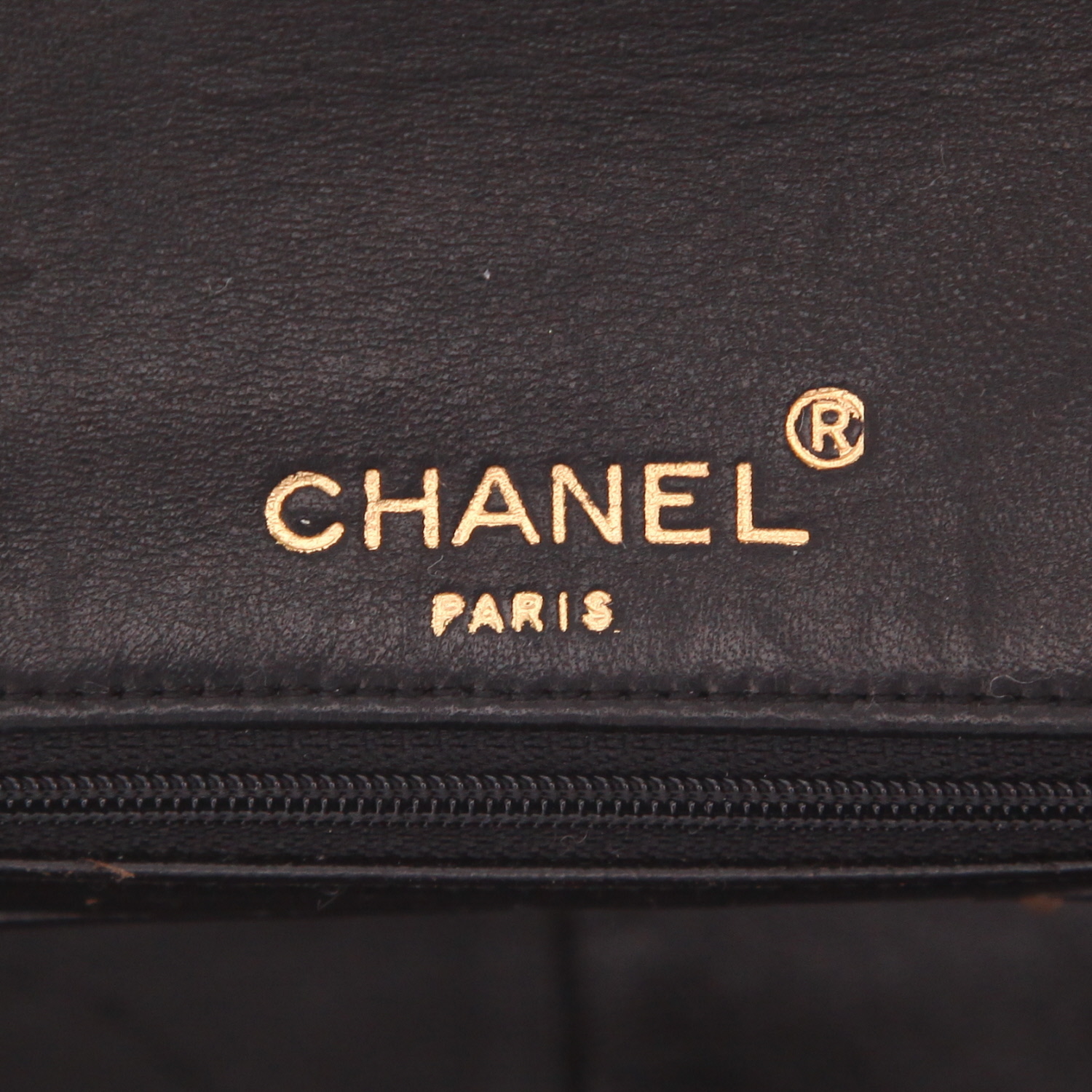 Sac à main Chanel   en cuir beige et noir - Detail D2