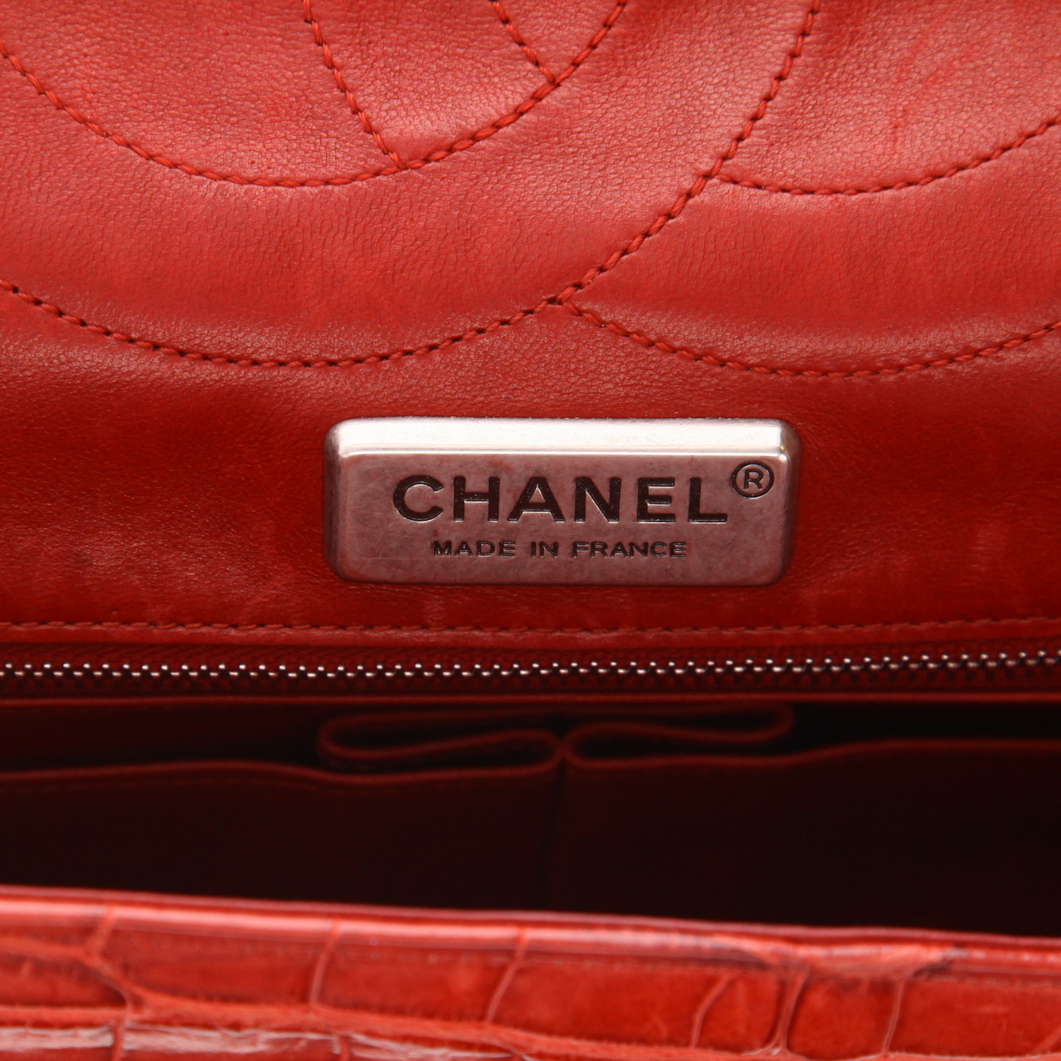 Chanel  2.55 shoulder bag  in red crocodile - Detail D2