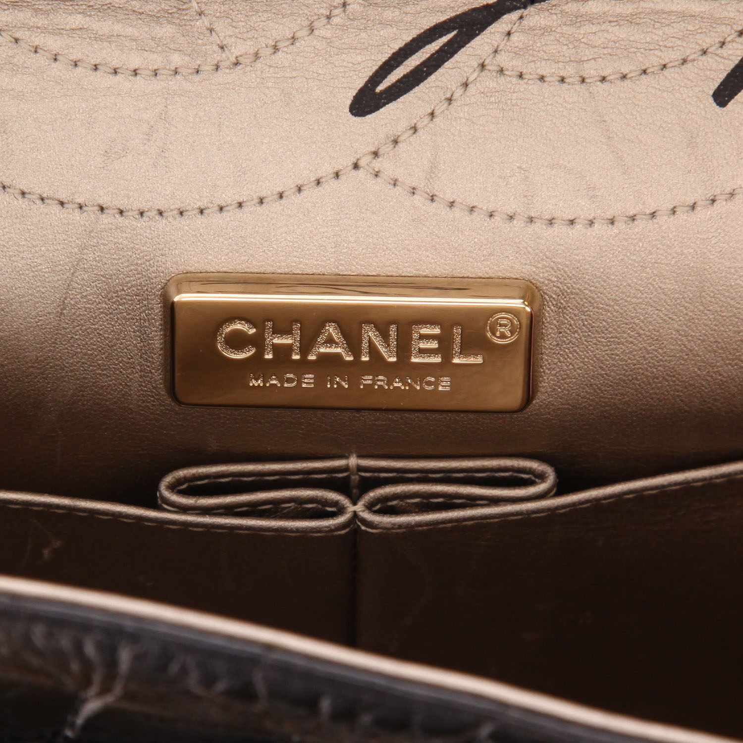 Chanel  2.55 large model  shoulder bag  in black and gold crocodile - Detail D2