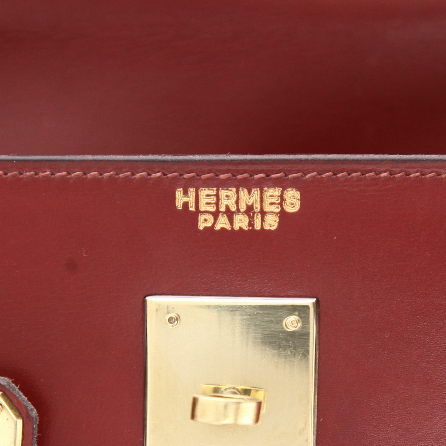 Hermès  Kelly 32 cm handbag  in burgundy box leather - Detail D2