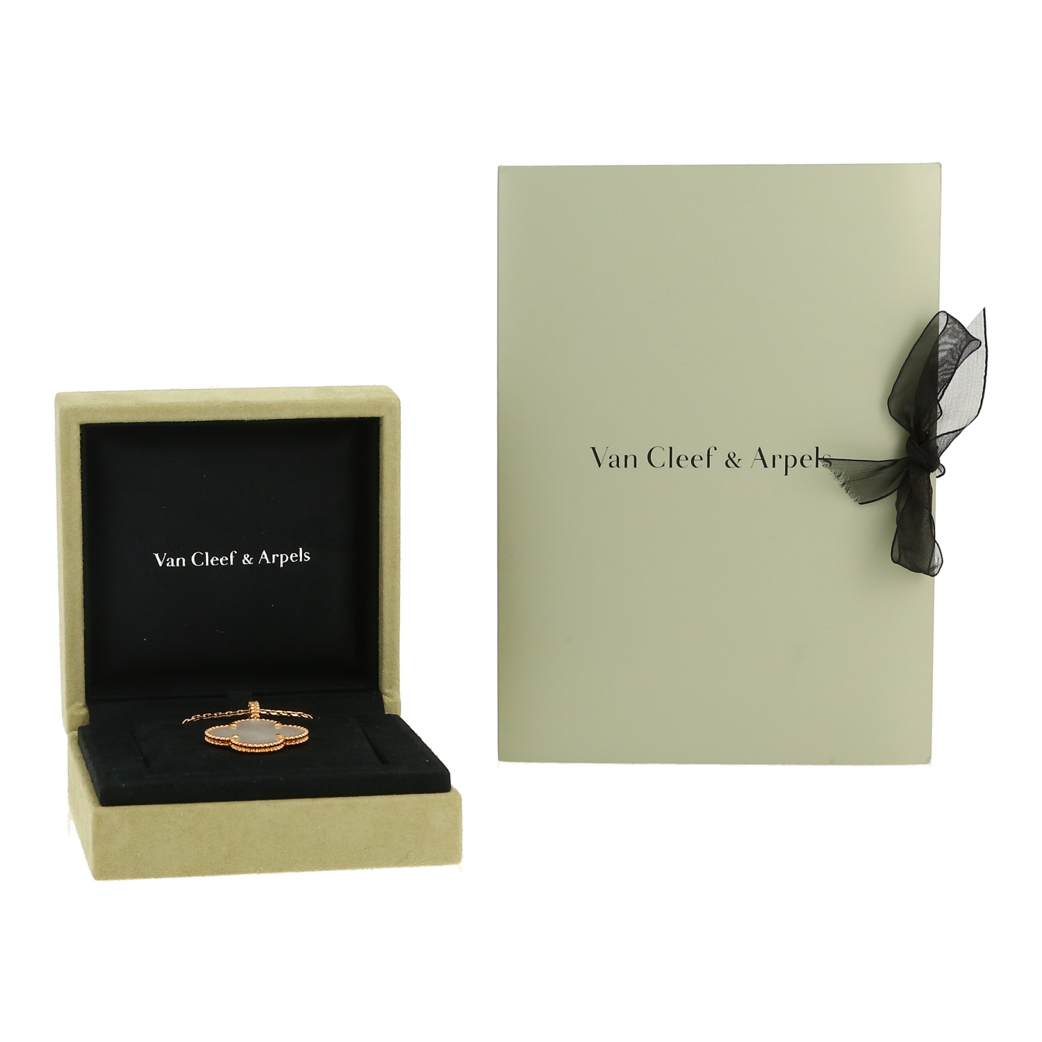 Van Cleef & Arpels Magic Alhambra long necklace in yellow gold and mother of pearl - Detail D2