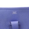 Bolso bandolera Hermès  Evelyne III en cuero togo azul - Detail D2 thumbnail