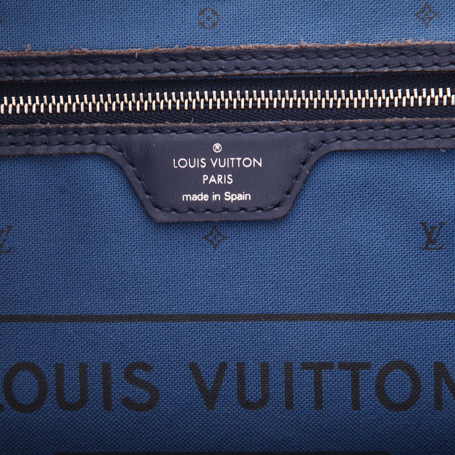 Bolso Cabás Louis Vuitton  Neverfull Editions Limitées modelo mediano  en lona Monogram azul y blanca y cuero azul marino - Detail D2