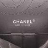 Chanel  2.55 shoulder bag  in grey quilted leather - Detail D2 thumbnail