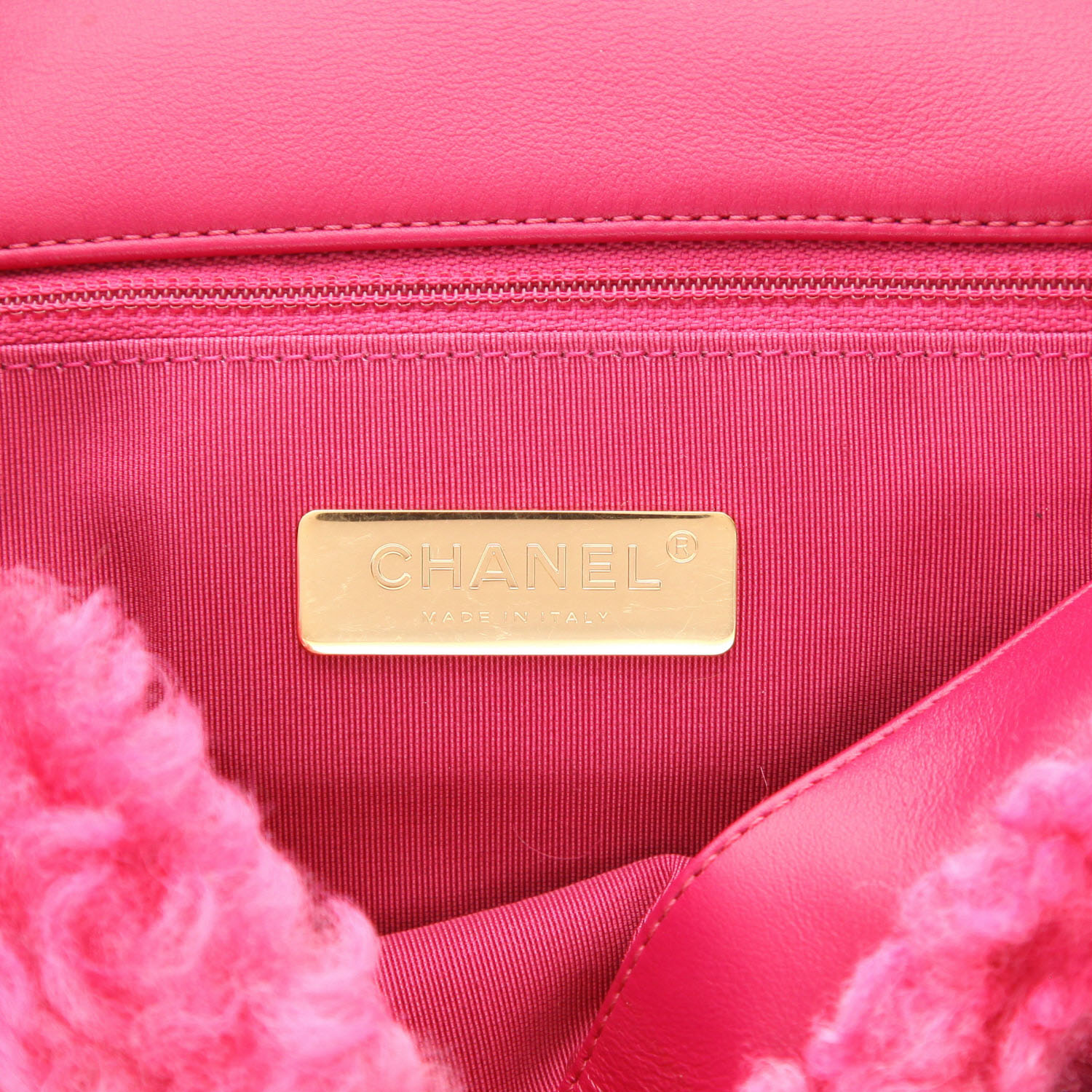 Sac bandoulière Chanel  19 moyen modèle  en fourrure synthétique rose - Detail D2