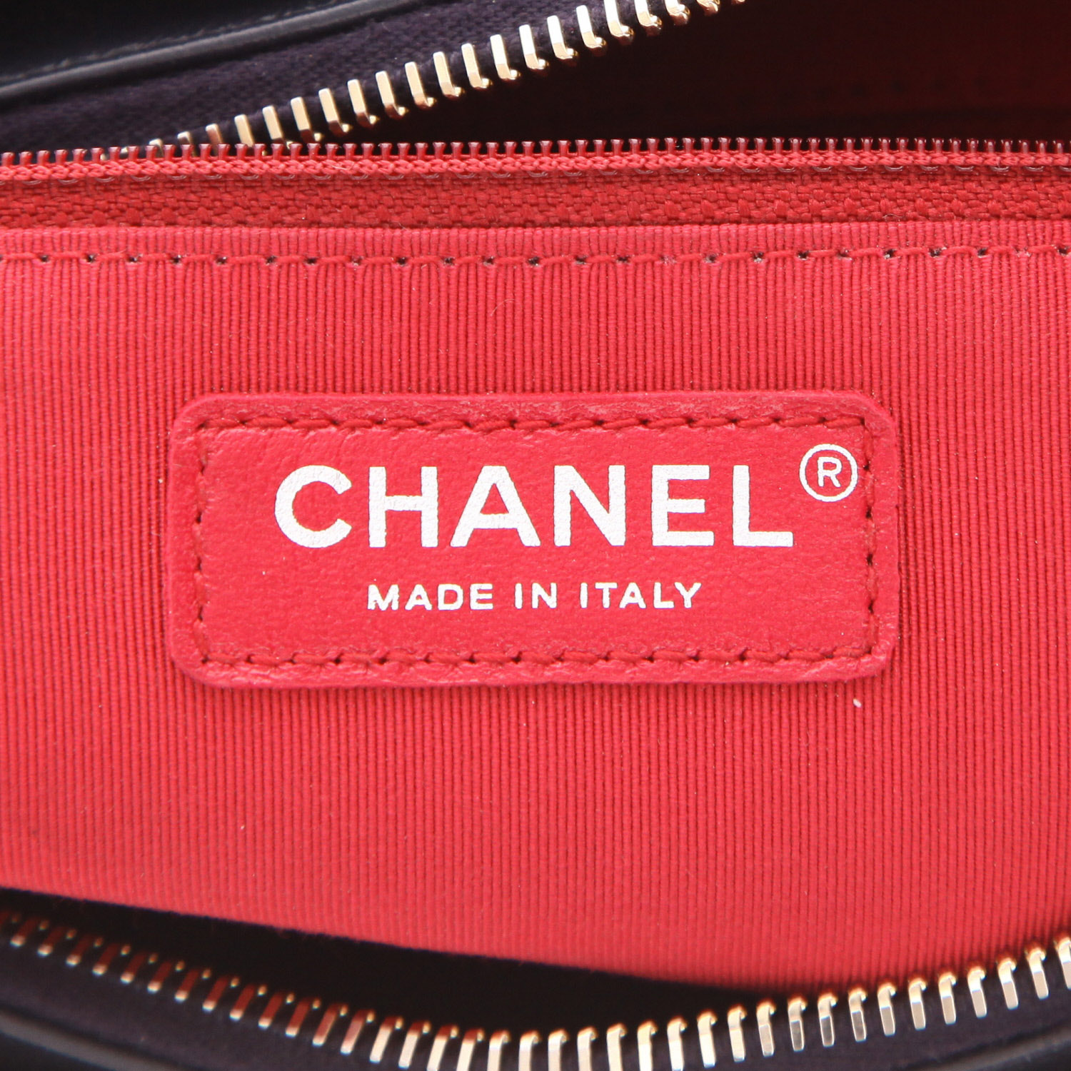 Sac bandoulière Chanel  Gabrielle  moyen modèle  en cuir matelassé bleu - Detail D2