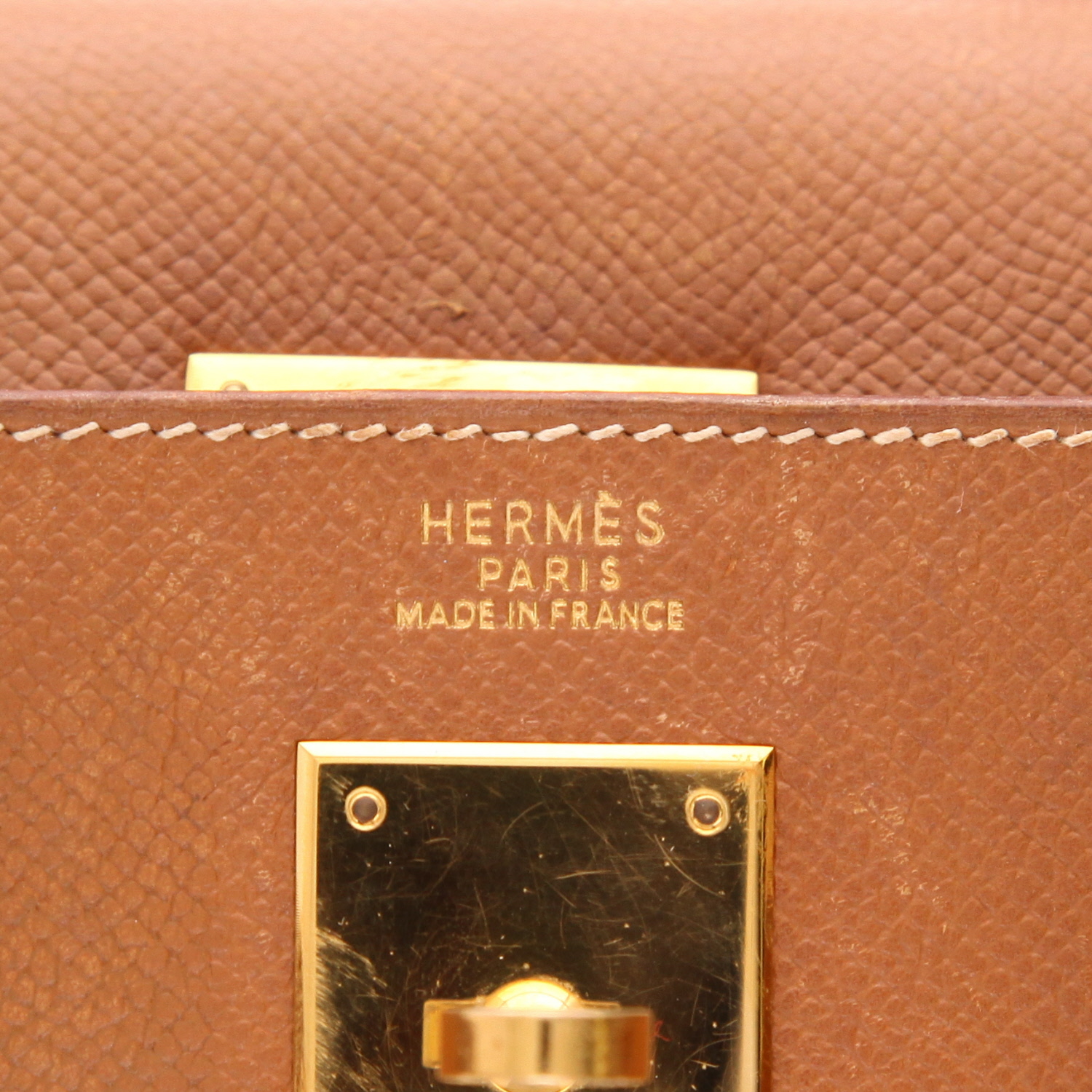 Hermès  Kelly 32 cm handbag  in gold Courchevel leather - Detail D2