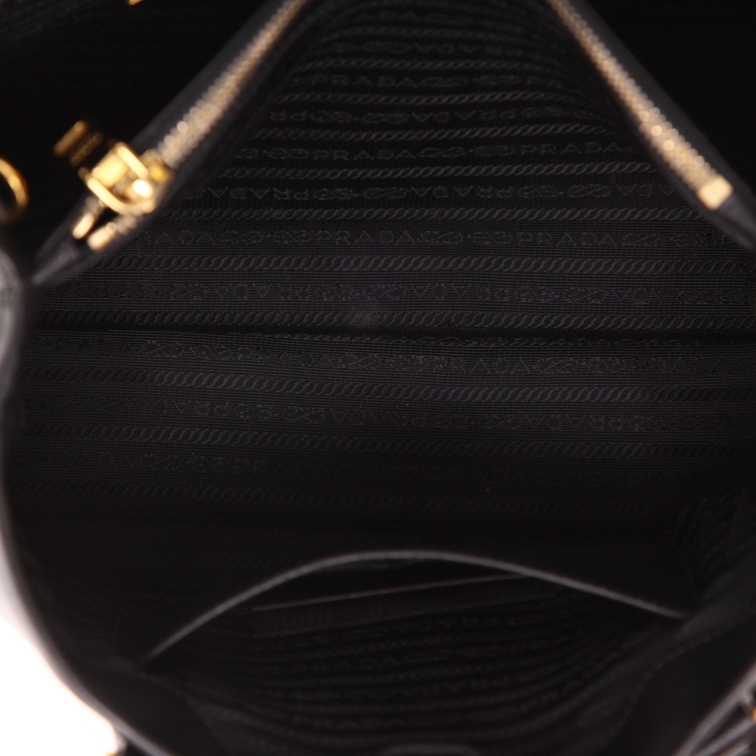 Sac à main Prada  Galleria en cuir saffiano noir - Detail D4
