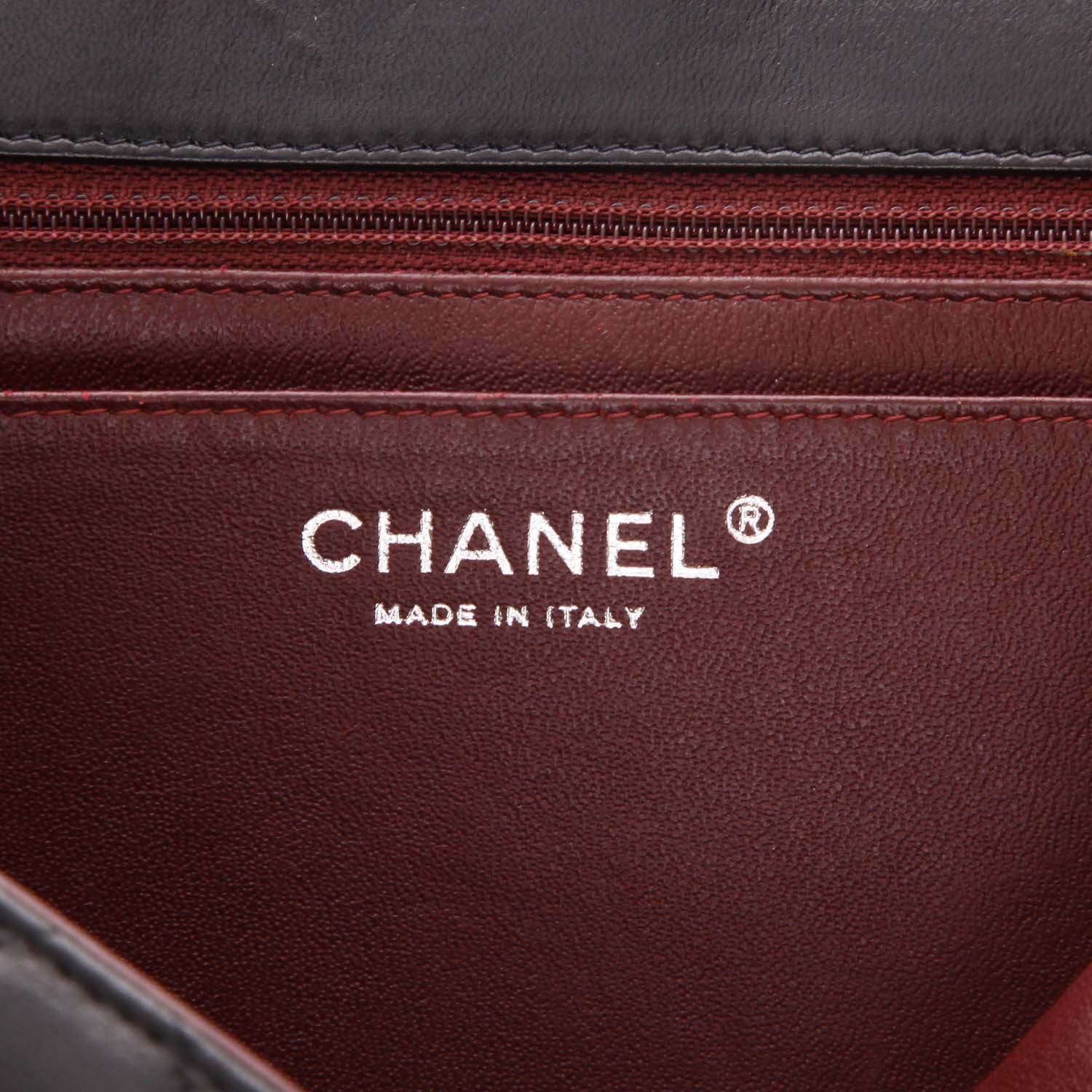 Chanel  Timeless Maxi Jumbo handbag  in black quilted leather - Detail D2