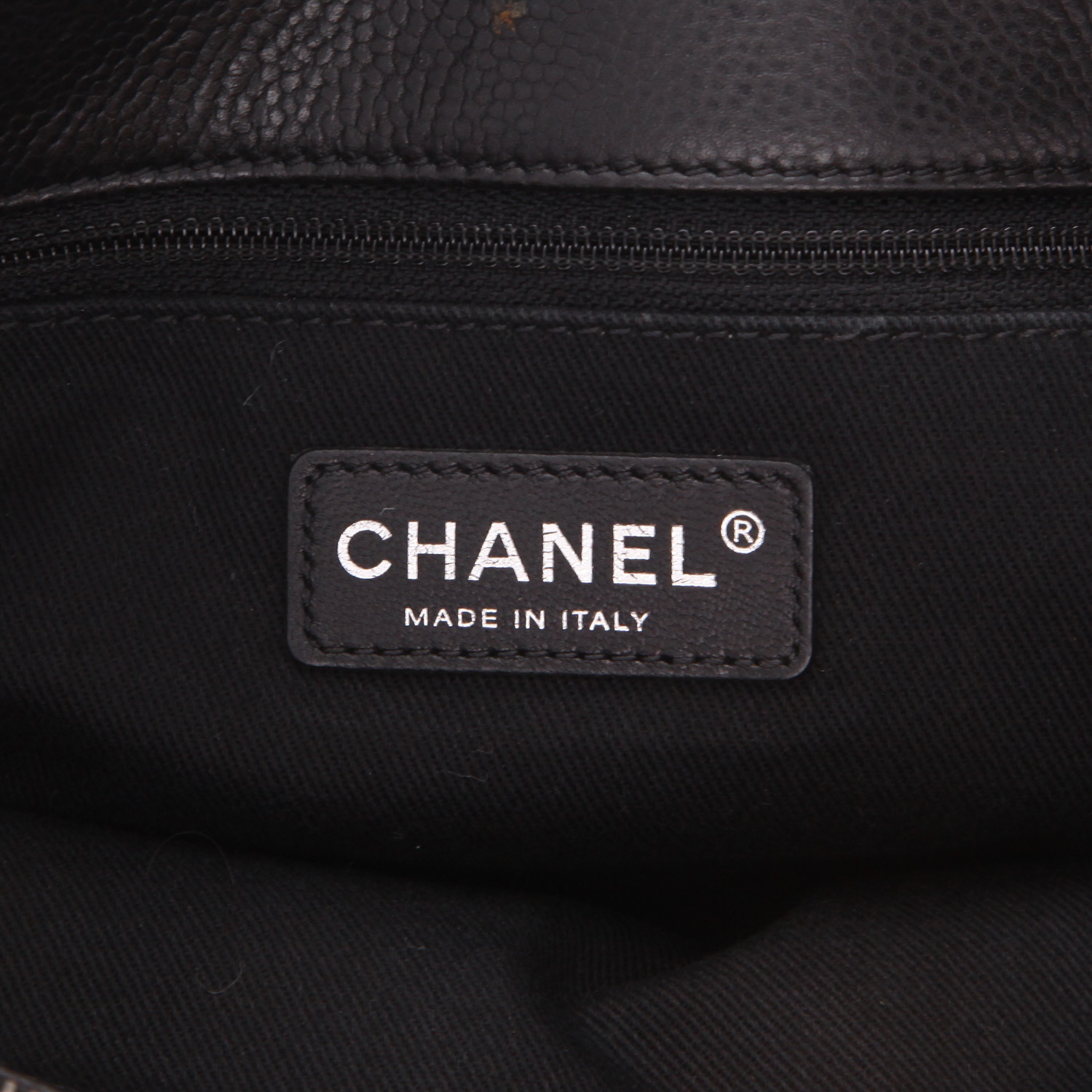 Sac shopping Chanel  Shopping GST en cuir grainé matelassé noir - Detail D2