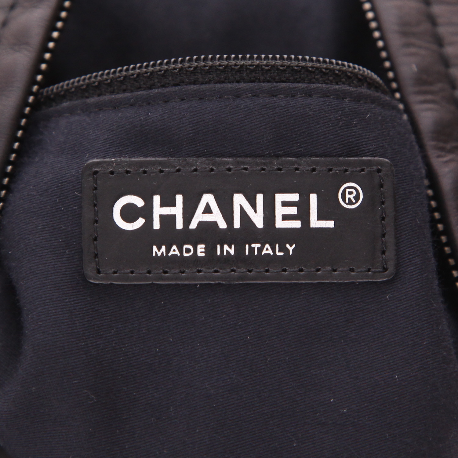 Chanel   backpack  leather  and black quilted leather - Detail D2