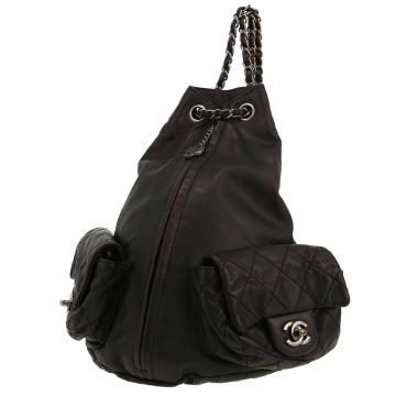 Mochila Chanel   en cuero y cuero acolchado negro
