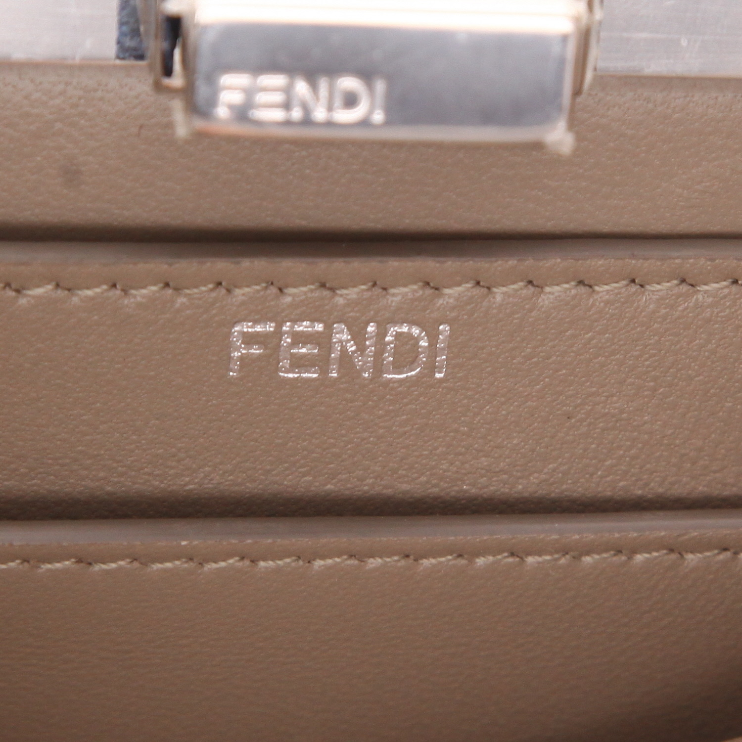 Fendi  Peekaboo handbag  in taupe leather - Detail D2
