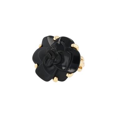 Bague Chanel Camelia moyen modèle en or jaune et onyx