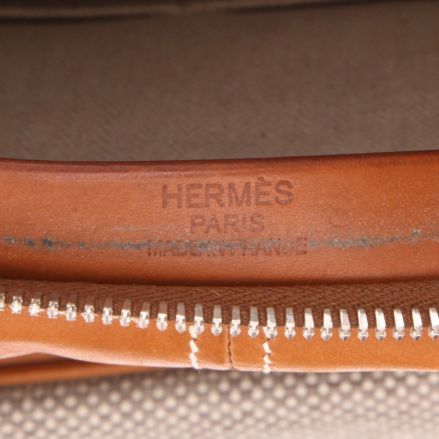 Porte-documents Hermès  Calèche-Express en toile H beige et cuir Barénia gold - Detail D2