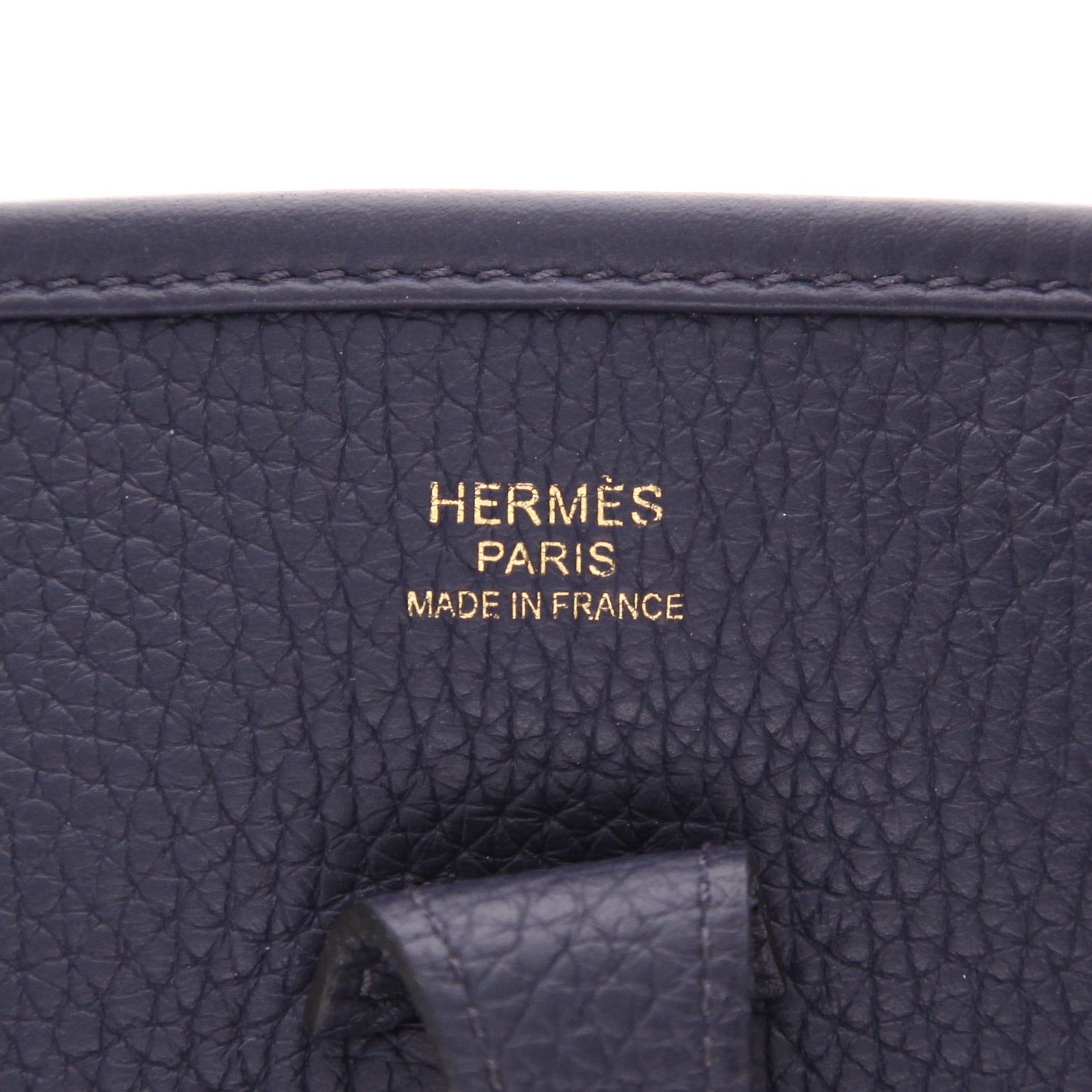 Bolso bandolera Hermès  Evelyne III en cuero togo azul marino - Detail D2