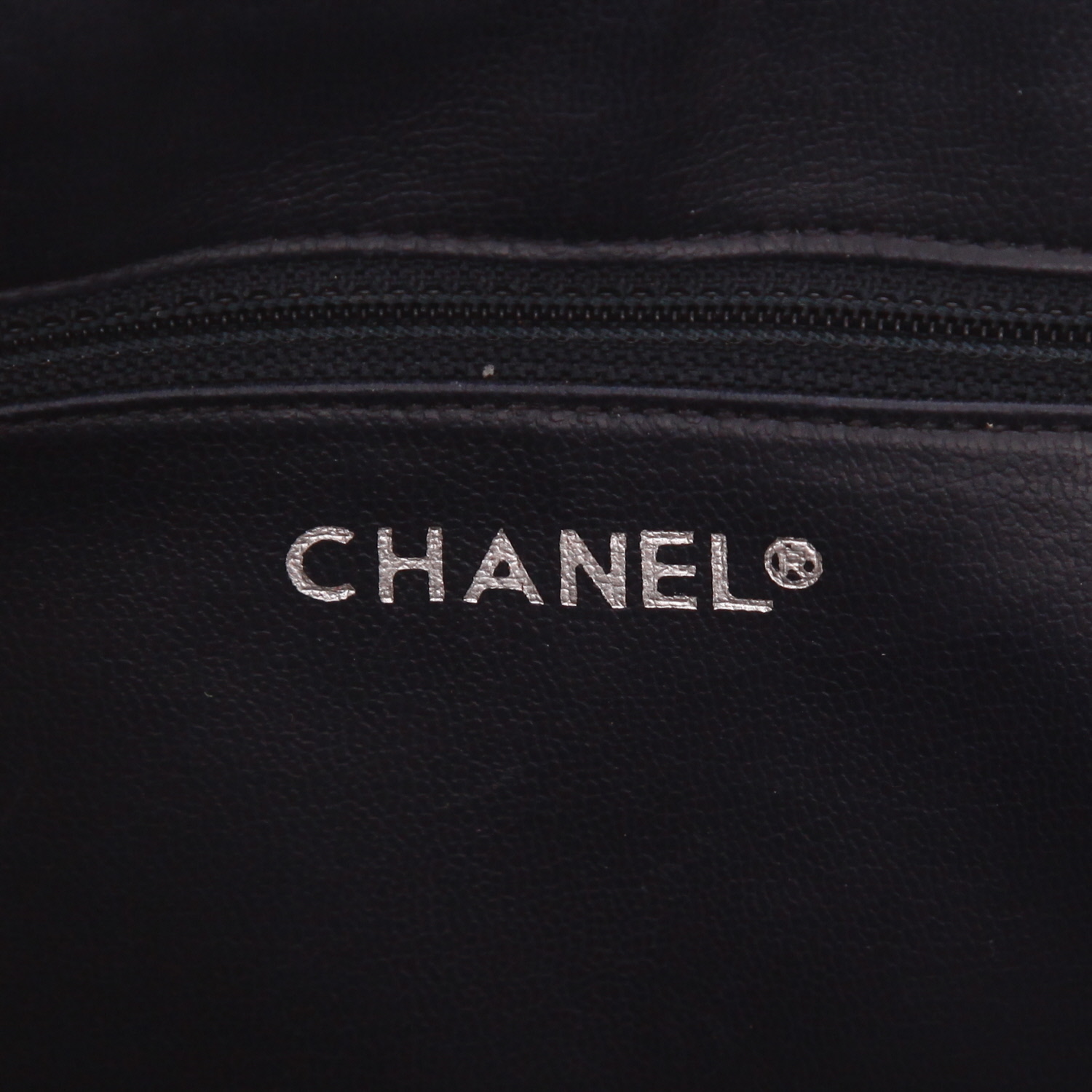 Sac à main Chanel  Vintage en raffia rouge et cuir bleu-marine - Detail D2