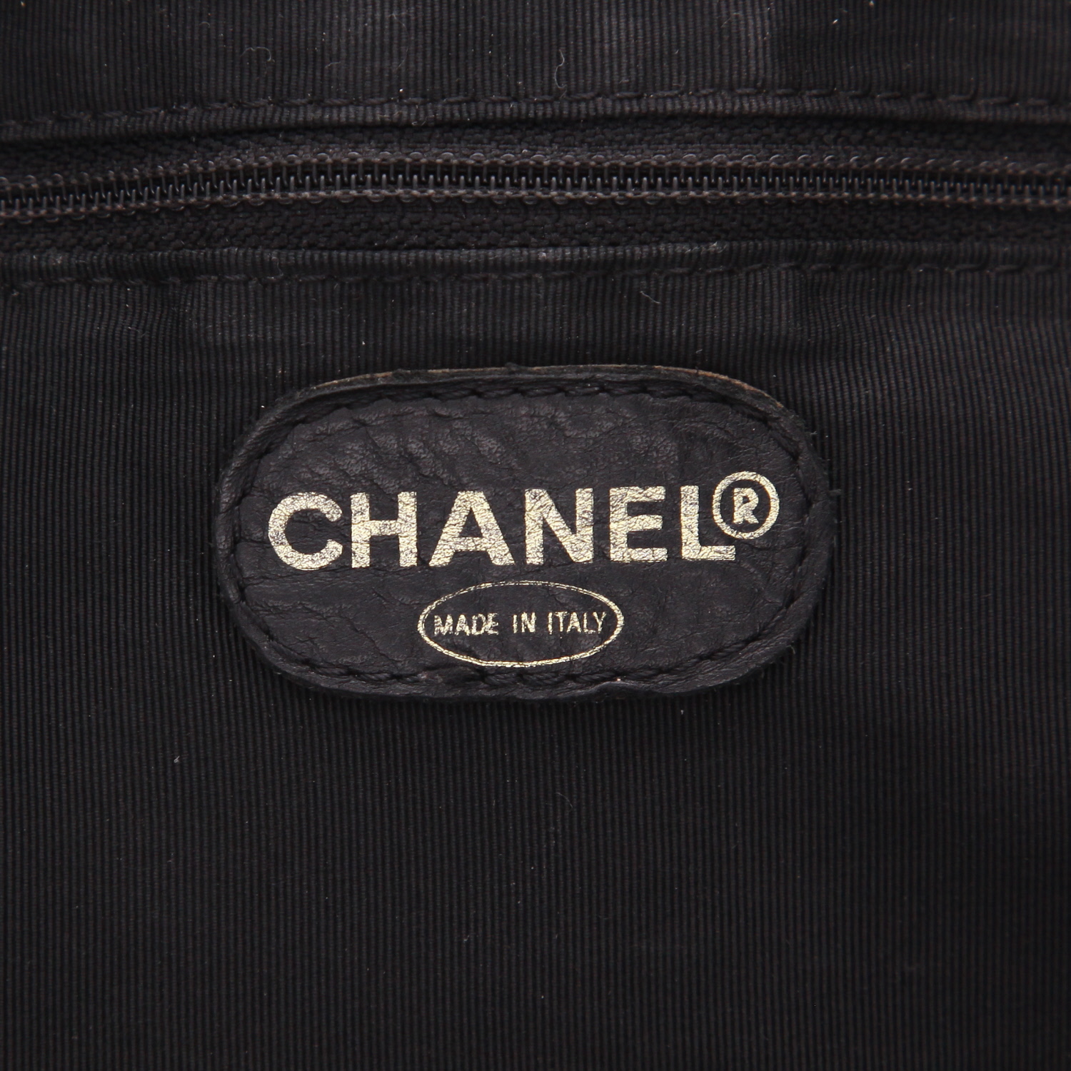 Chanel  Vintage handbag  in black smooth leather - Detail D2
