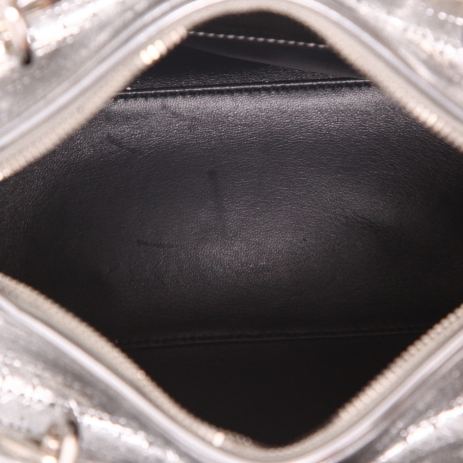 Sac à main Dior  Lady Dior en cuir verni argenté - Detail D3
