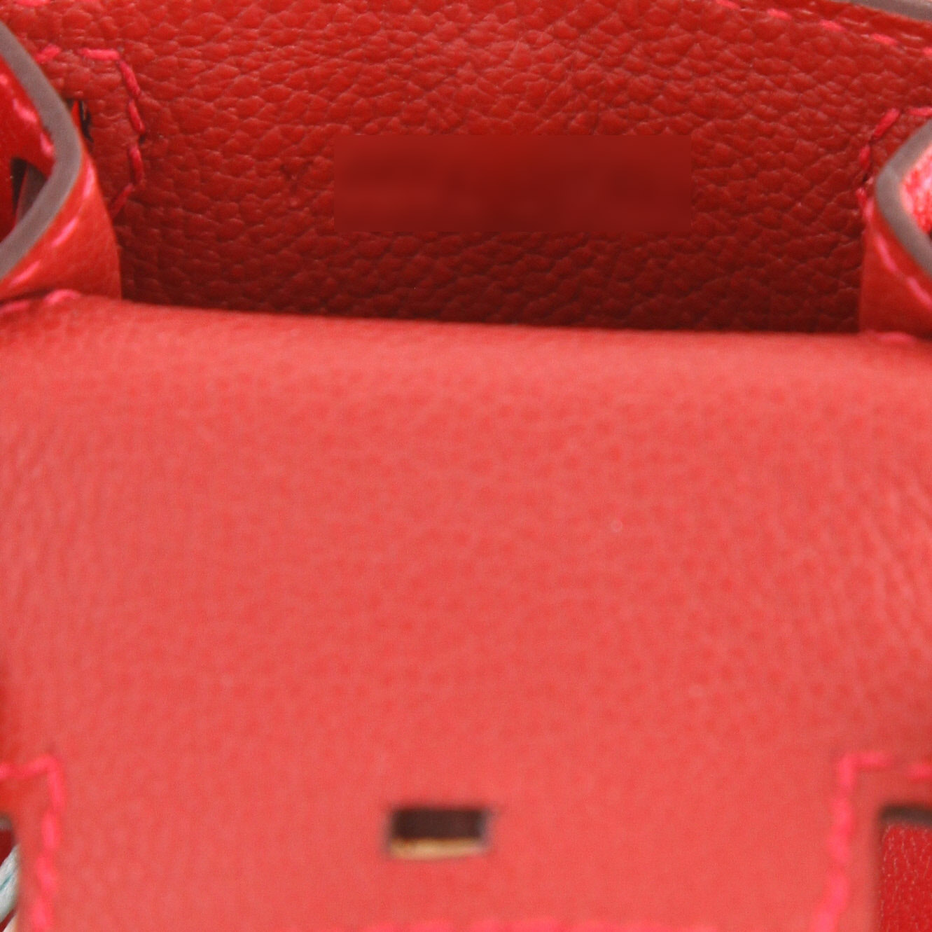 Accessoire de sac Hermès  Kelly Twilly bag charm en cuir Tadelakt rouge et soie multicolore - Detail D4