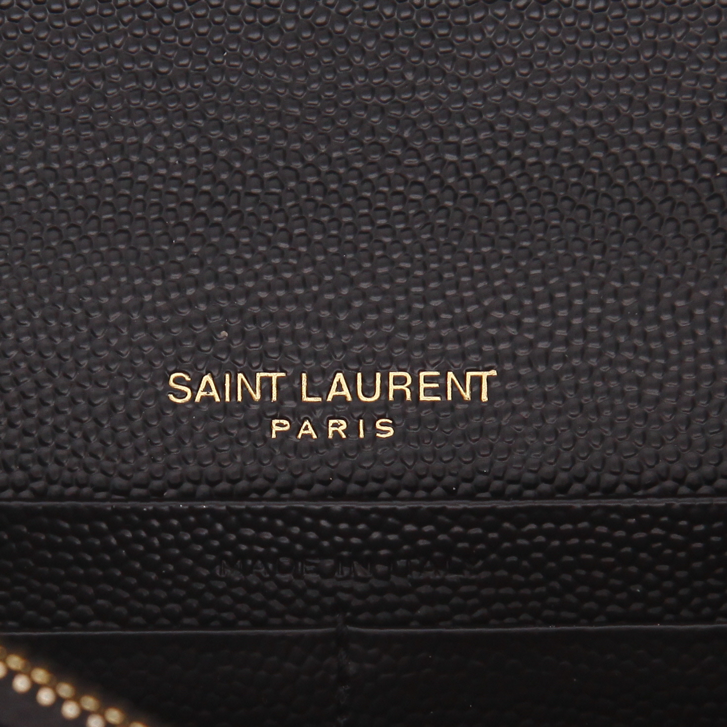 Sac bandoulière Saint Laurent  Cassandre Envelope Chain Wallet en cuir grainé matelassé noir - Detail D2