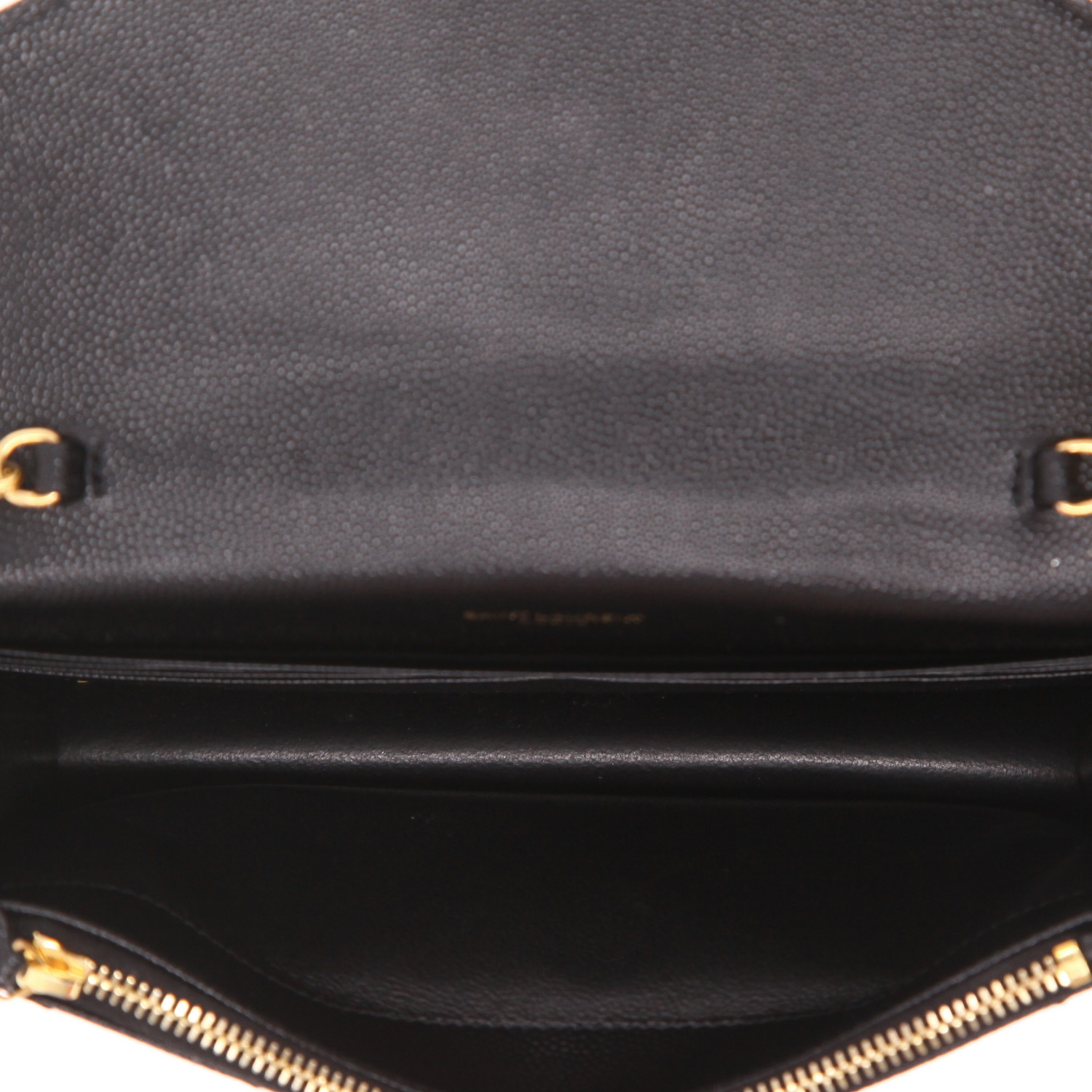 Sac bandoulière Saint Laurent  Cassandre Envelope Chain Wallet en cuir grainé matelassé noir - Detail D3