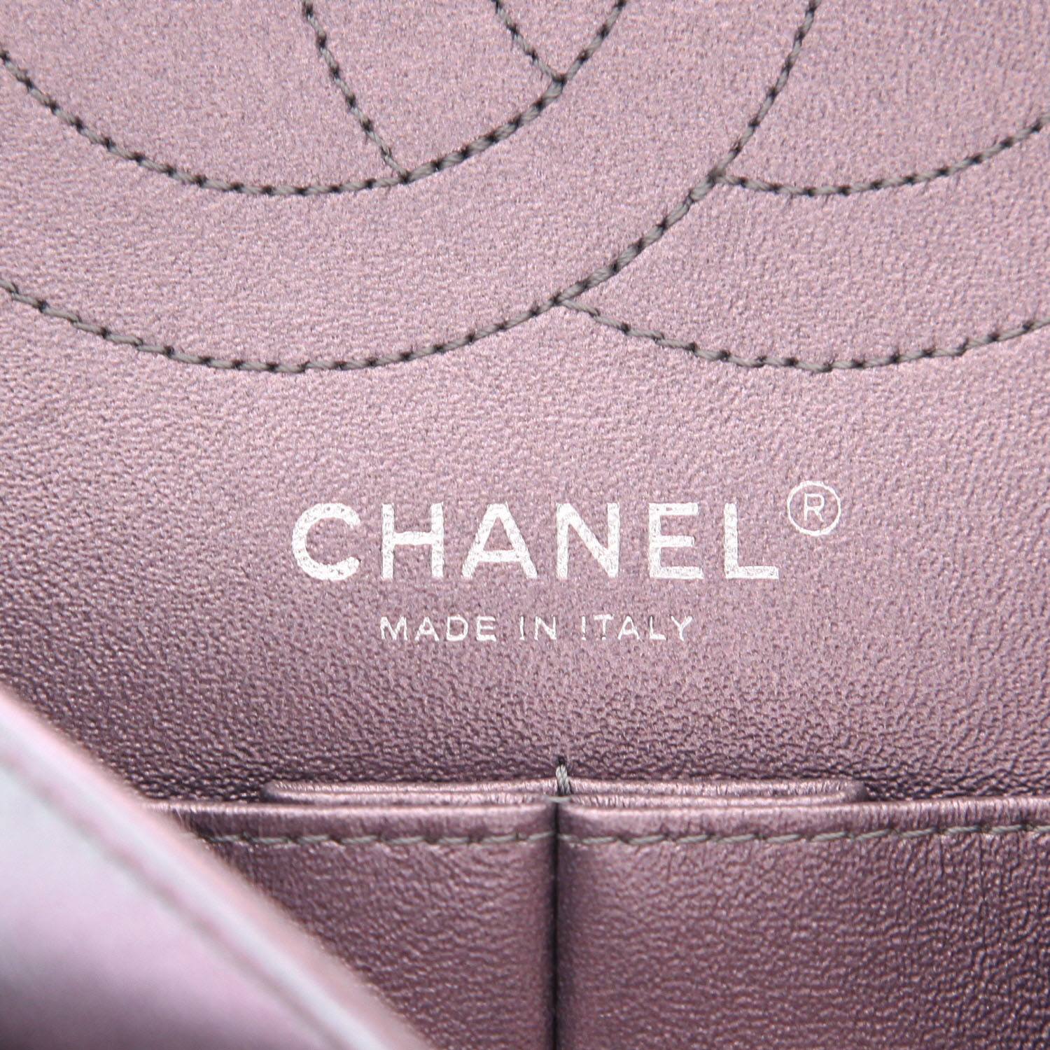 Chanel  2.55 shoulder bag  in purple chevron quilted leather - Detail D2
