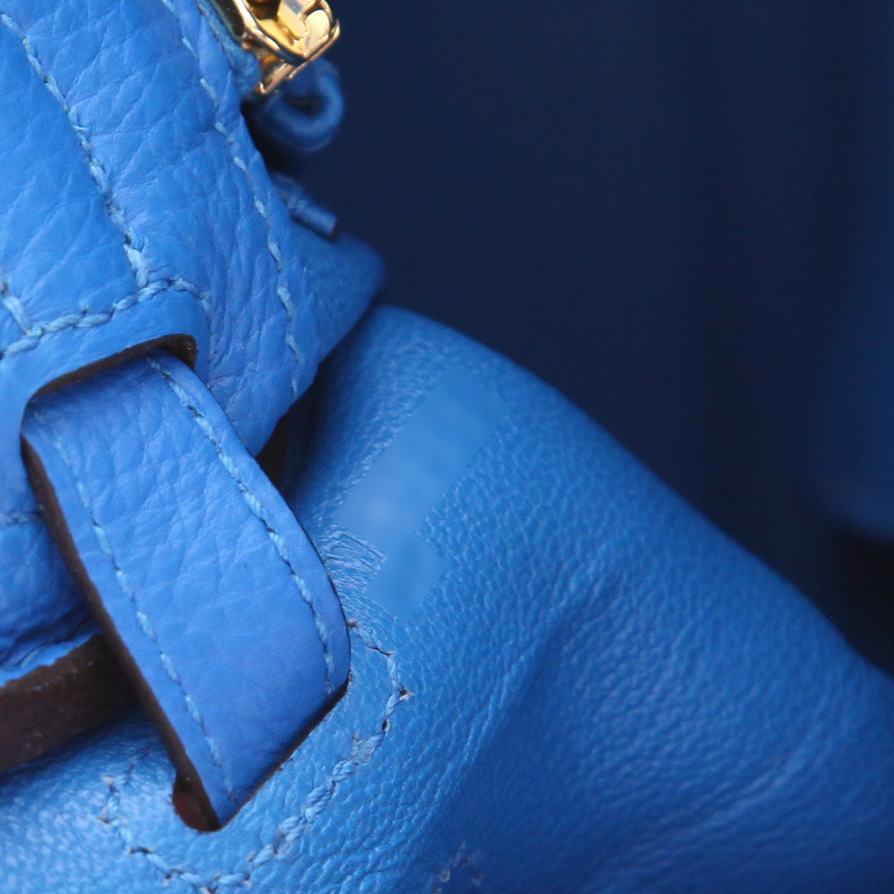 Bolso de mano Hermès  Kelly 25 cm en cuero togo Bleu Hydra - Detail D4