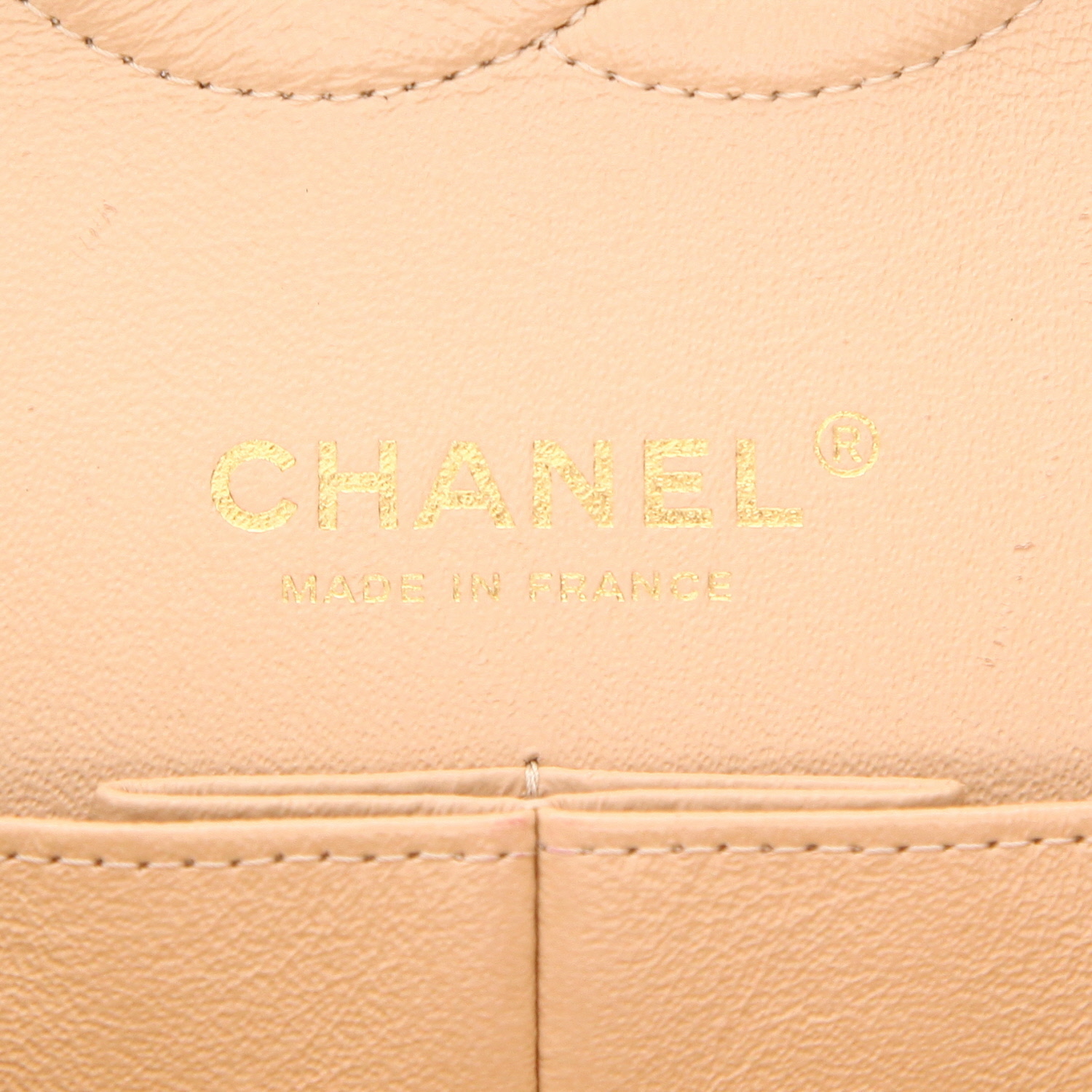 Chanel  Timeless Classic handbag  in beige quilted grained leather - Detail D2